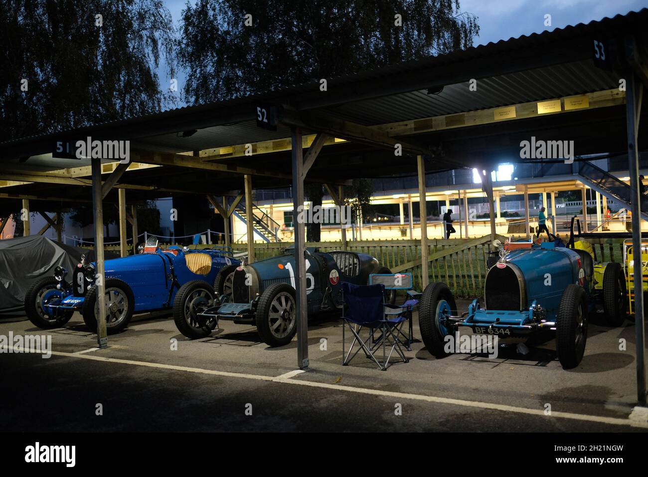 Octobre 2021 - Bugatti type 35 dans le enclos à l'aube pour le Covid retardé réunion des membres de Goodwood 78. Banque D'Images