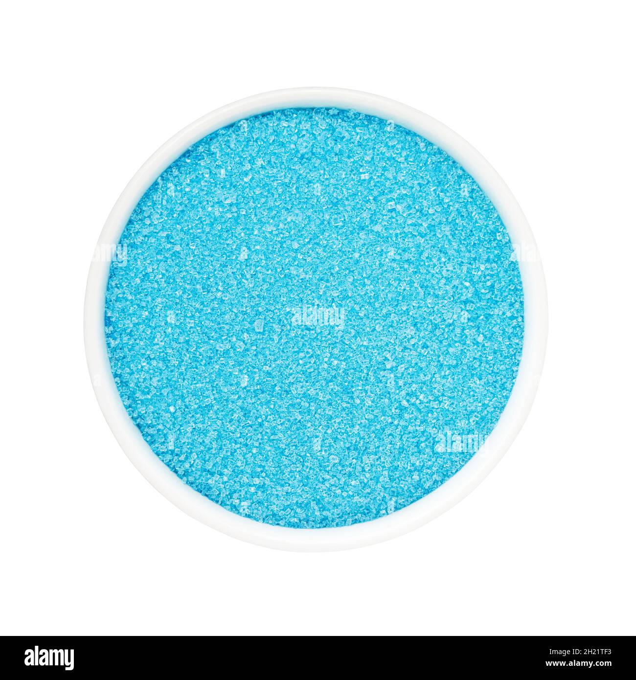 Concept SPA.Sucre de bain bleu dans un bol isolé sur fond blanc avec passe-cheveux.Vue de dessus Banque D'Images