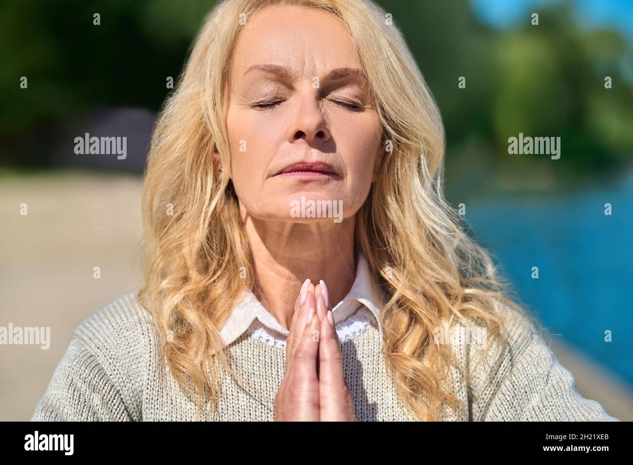 Gros plan du visage de la femme avec les yeux fermés Banque D'Images