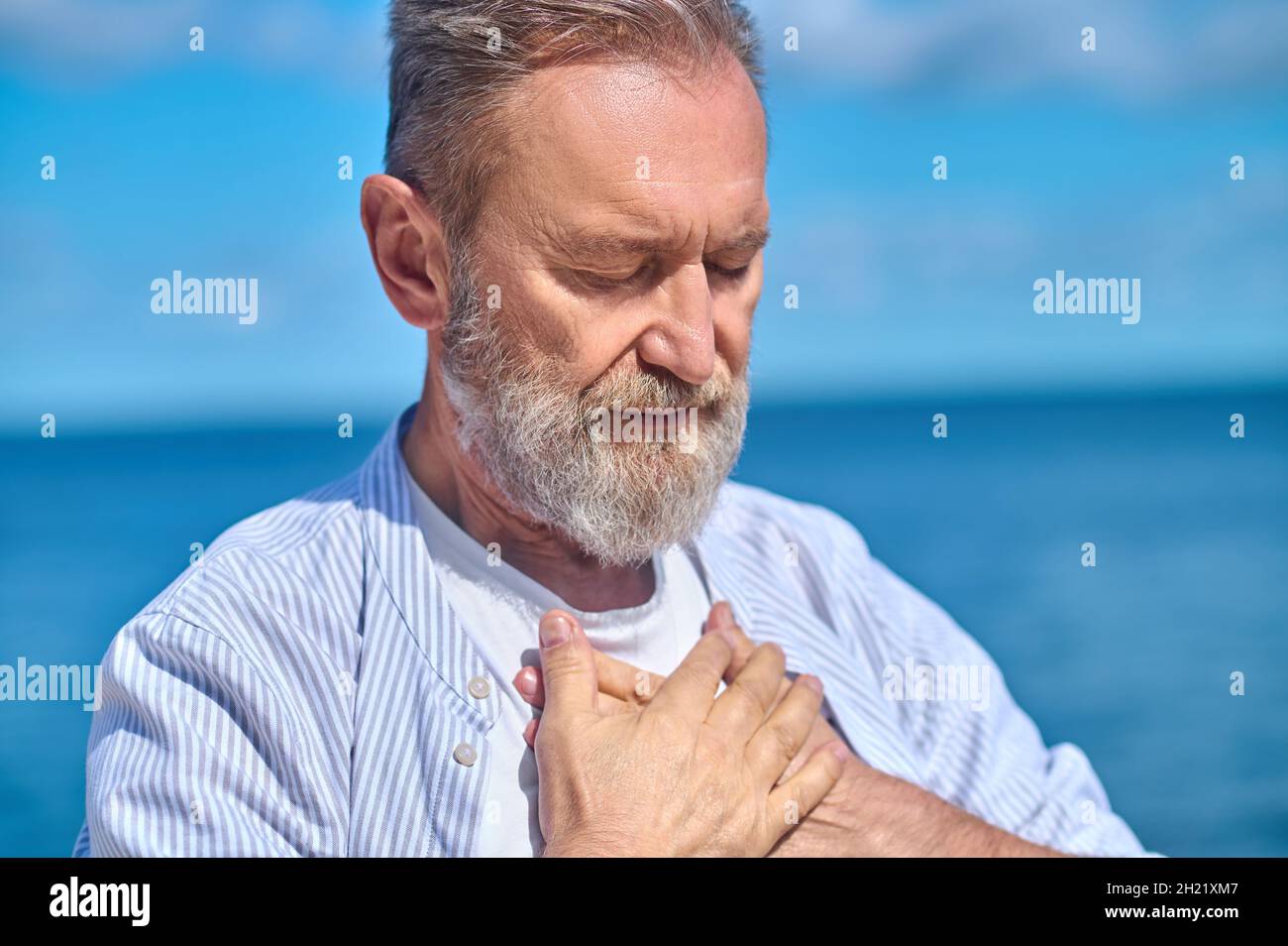 Homme contre fond de ciel et de mer Banque D'Images