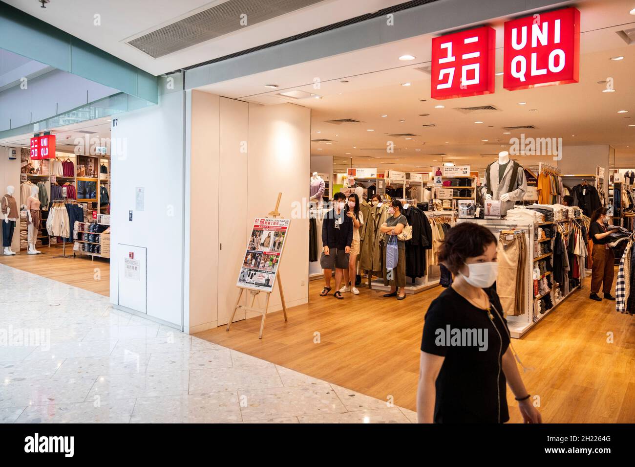 Un acheteur est vu dans le magasin Uniqlo de la marque japonaise de  vêtements dans le district de Tung Chung à Hong Kong Photo Stock - Alamy