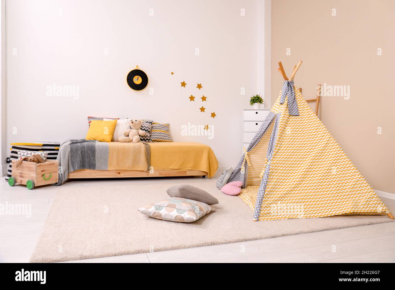 Intérieur de chambre d'enfant confortable avec lit, tente de jeux et  éléments de décoration modernes Photo Stock - Alamy
