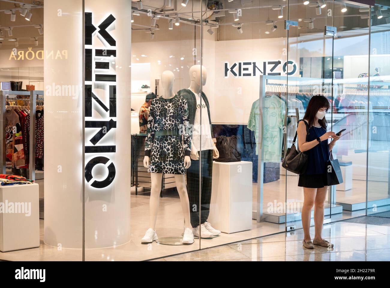 Hong Kong, Chine.07e octobre 2021.Un acheteur est vu dans la maison de luxe française de la mode propriété de LVMH et fondée par le designer japonais Kenzo Takada, Kenzo, magasin dans le quartier Tung Chung à Hong Kong.(Photo de Budrul Chukrut/SOPA Images/Sipa USA) crédit: SIPA USA/Alay Live News Banque D'Images