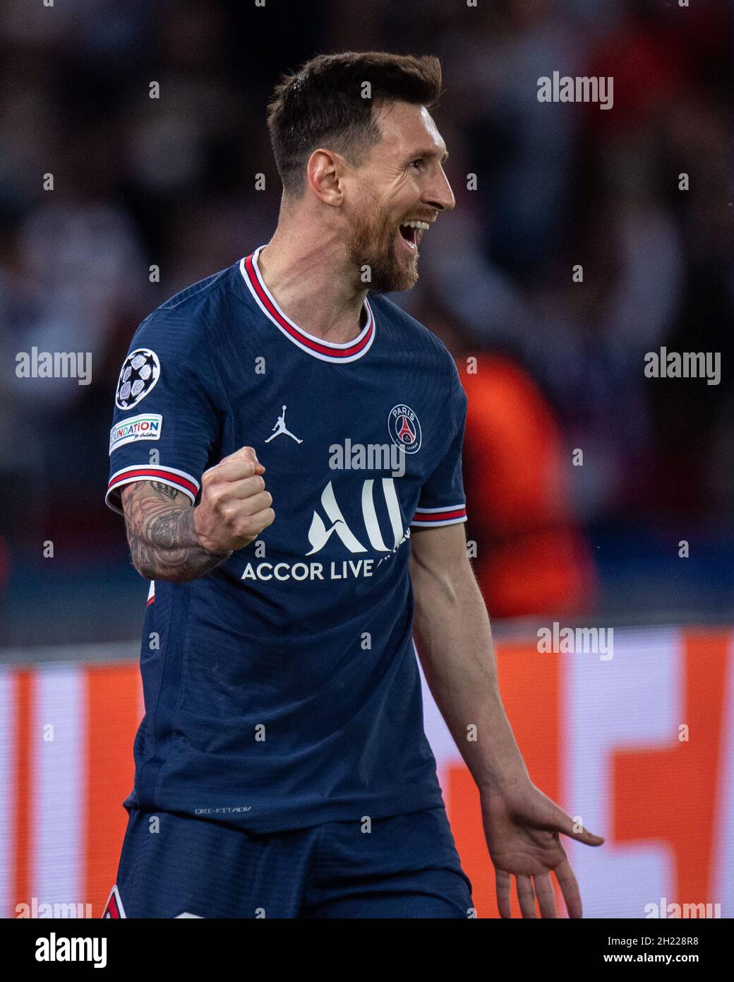 Lionel Messi dans le maillot PSG célèbre après avoir atteint le but Photo  Stock - Alamy