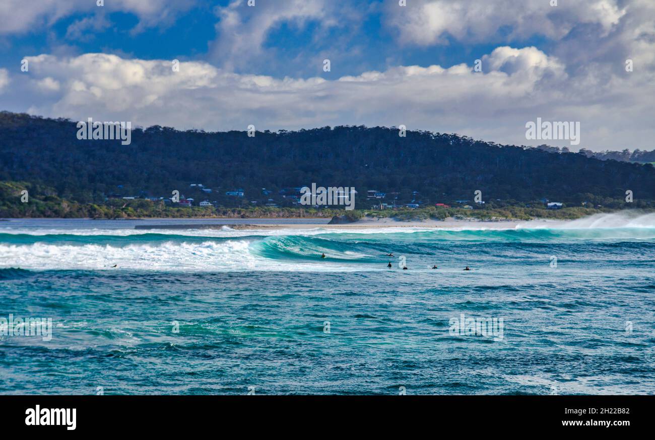 Belle vue sur la mer ondulée étincelant sous le ciel nuageux sur la côte sud de l'Australie Banque D'Images