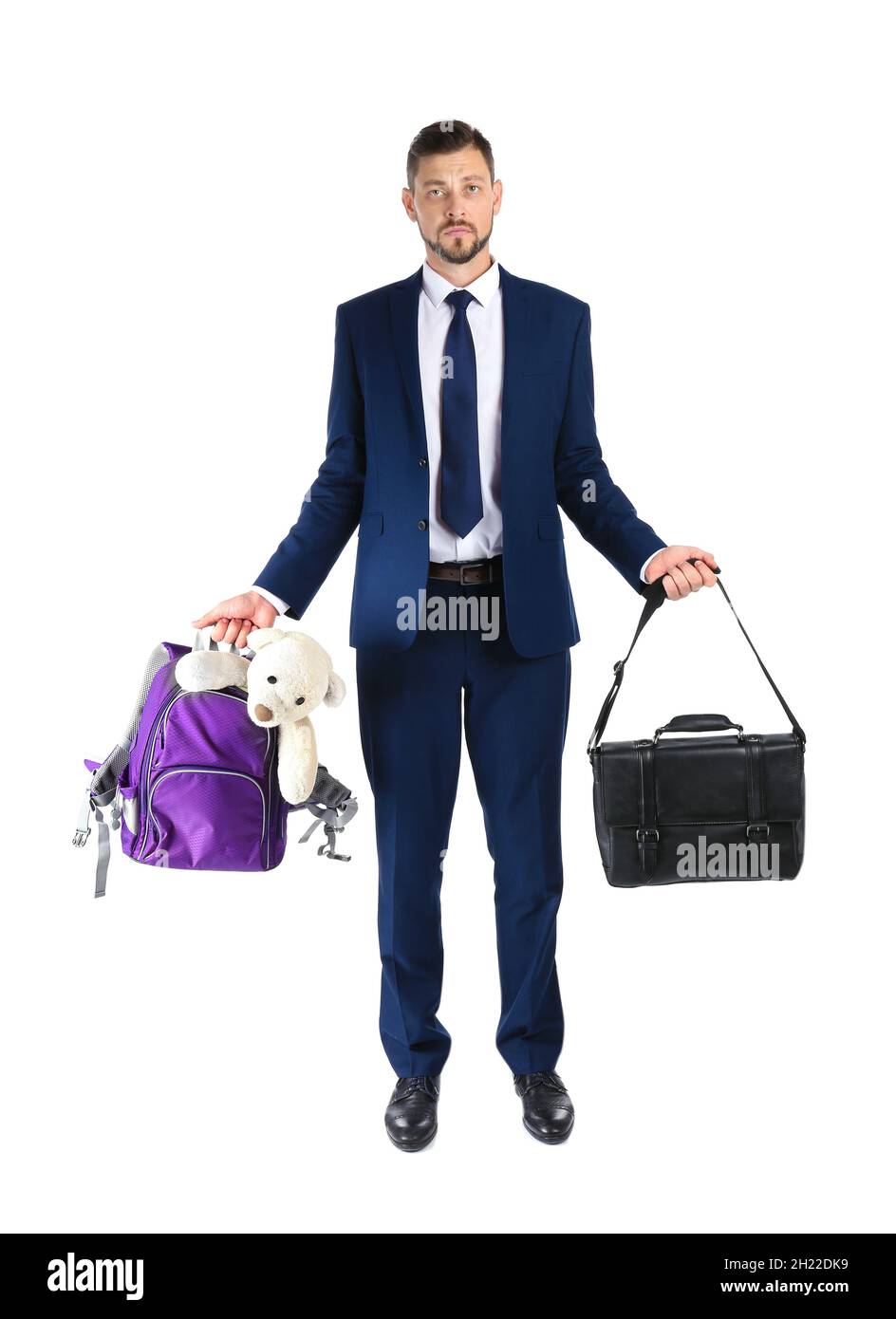 Homme d'affaires tenant une mallette et un sac à dos avec un jouet sur fond  blanc.La combinaison de la vie et du travail Photo Stock - Alamy