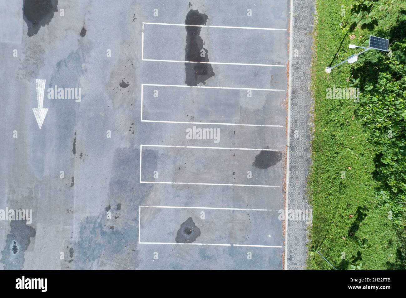 Vue aérienne en haut du parking vide avec ligne blanche du panneau de signalisation sur la rue.Au-dessus de la vue d'une voiture dans une rangée à l'espace de stationnement à l'extérieur de la voiture p Banque D'Images