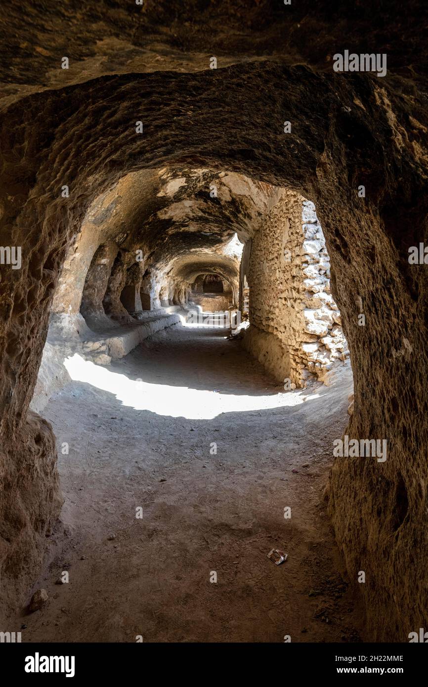 Système de grottes dans le complexe du monastère de Takht-e Rostam stupa, Afghanistan Banque D'Images