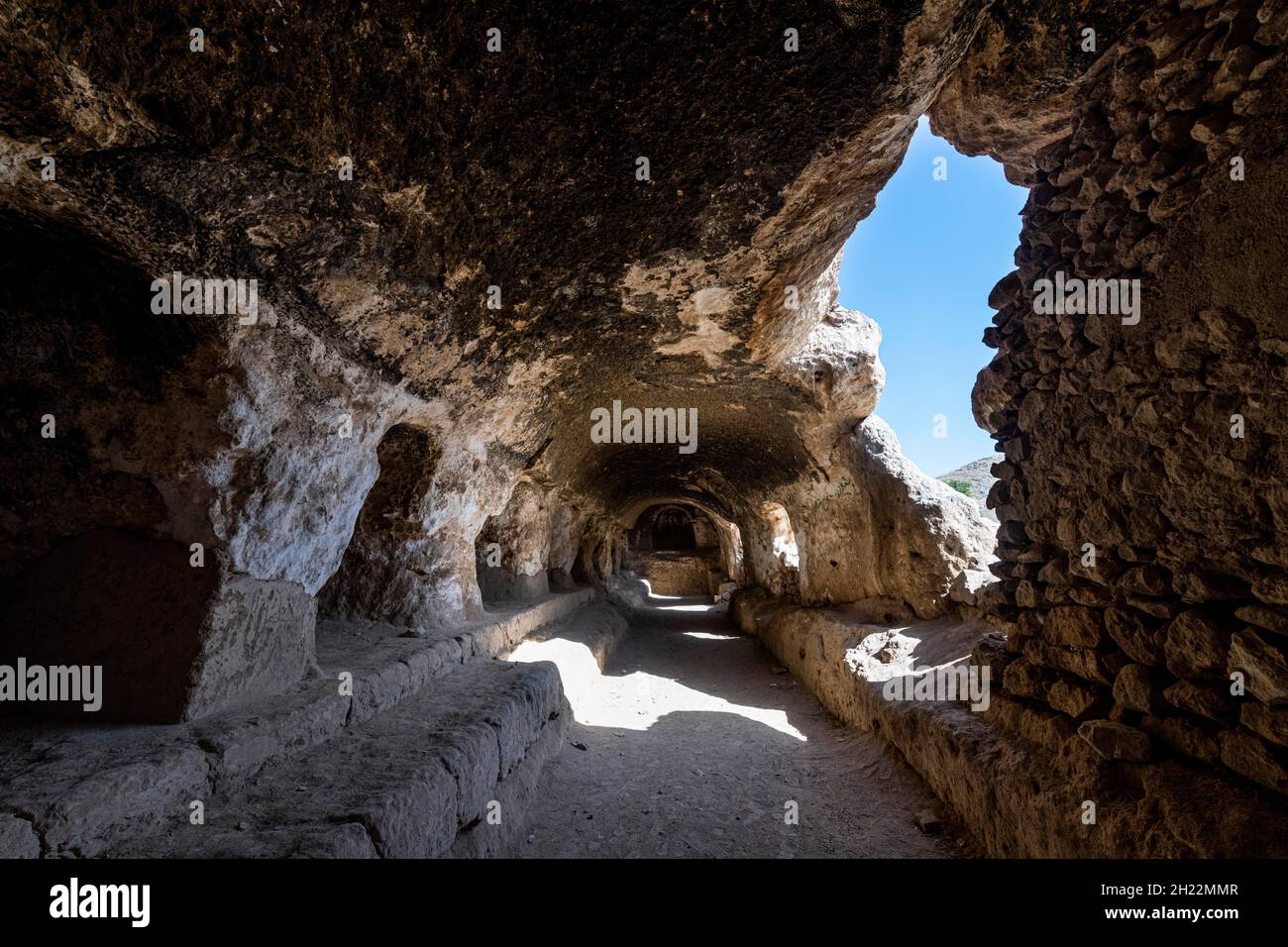 Système de grottes dans le complexe du monastère de Takht-e Rostam stupa, Afghanistan Banque D'Images