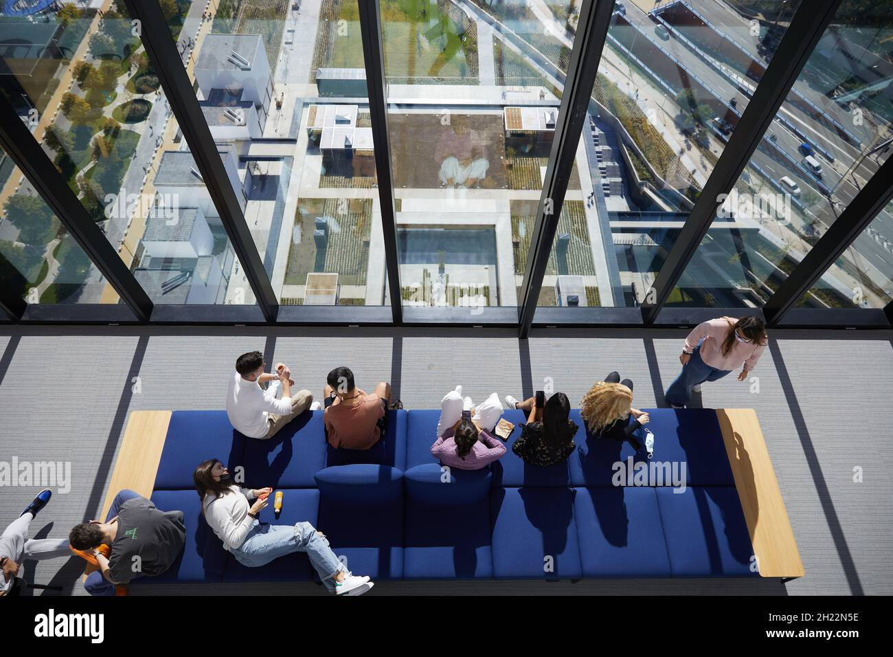 Madrid, Espagne.19 octobre 2021.Les étudiants se reposent à la Tour IE de Madrid, Espagne, le 19 octobre 2021.La Tour IE, un nouveau bâtiment d'enseignement pour l'Université IE, a été inaugurée à Madrid mardi.D'une hauteur de 180 mètres, le bâtiment compte 35 étages et couvre une superficie de 50,000 mètres carrés, ce qui en fait le troisième plus grand bâtiment d'enseignement au monde.Credit: Meng Dingbo/Xinhua/Alay Live News Banque D'Images