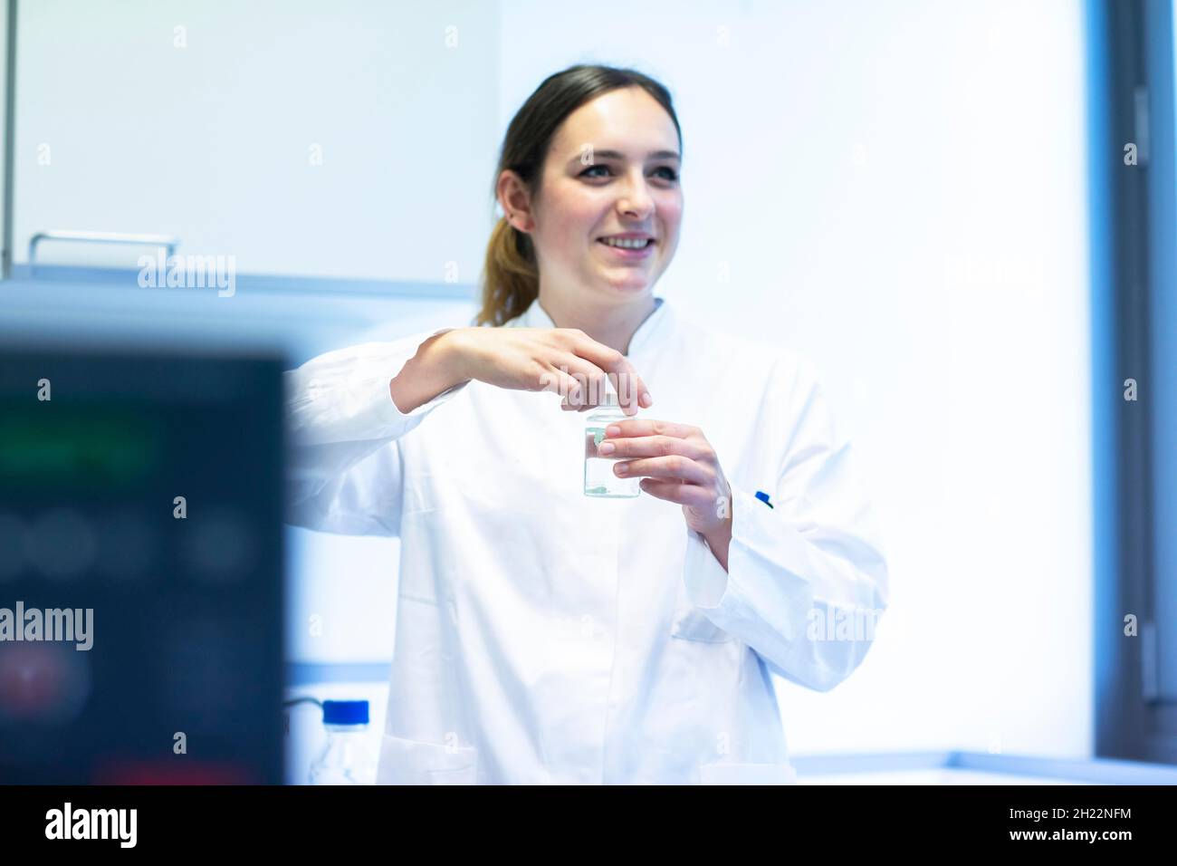 Jeune assistant de laboratoire avec des échantillons et des lunettes de laboratoire travaillant dans un laboratoire avec des équipements de laboratoire, Fribourg, Bade-Wurtemberg, Allemagne Banque D'Images