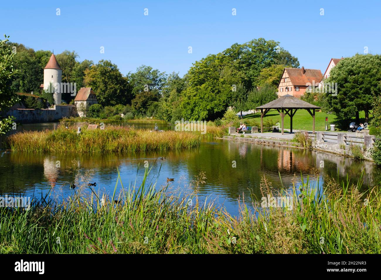 Parc de la ville avec tour de digestion et parc de la maison de garde, Dinkelsbuehl, moyenne-Franconie, Bavière, Allemagne Banque D'Images