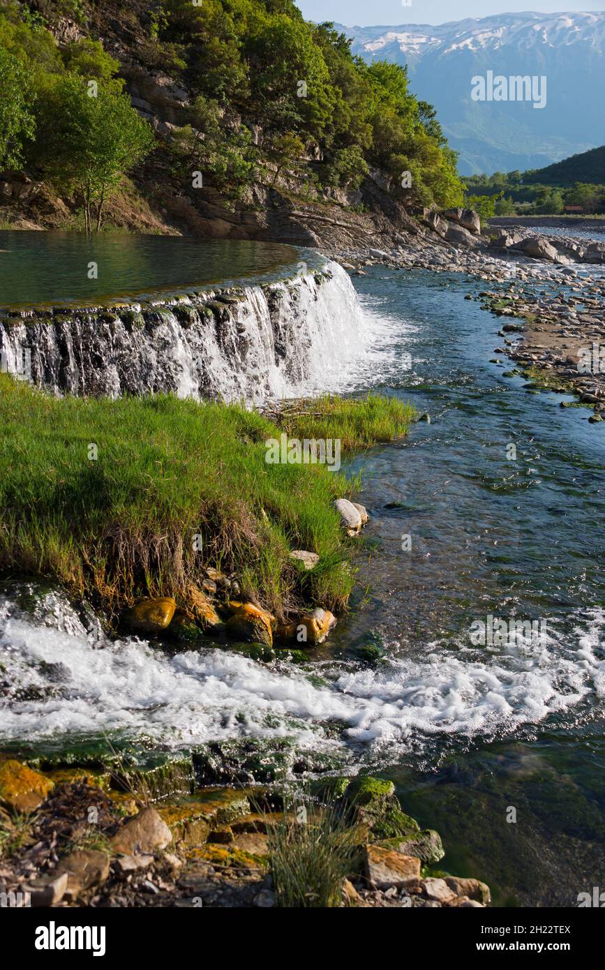 Source sulfureuse chaude, source thermale, rivière Lengarica, Benja, Benje,Albanie Banque D'Images