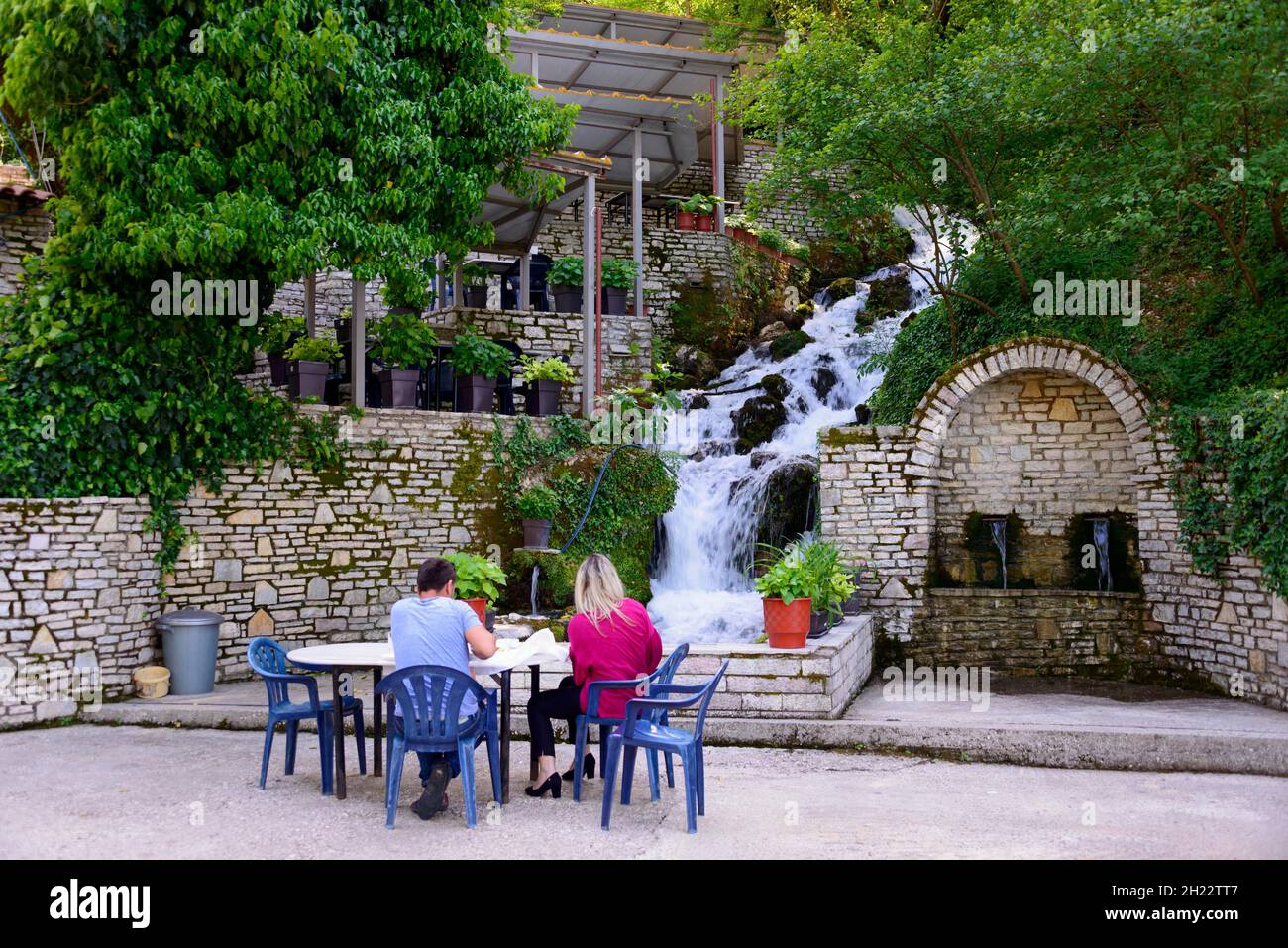 Restaurant au printemps, monument naturel d'eau froide, Uji i Ftothe, Albanie Banque D'Images