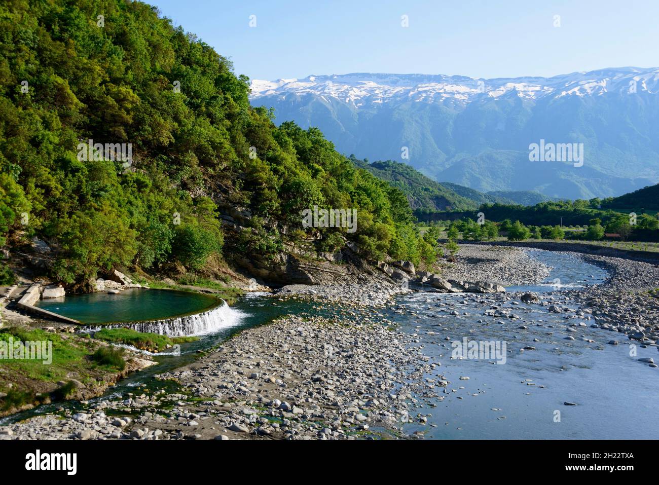 Source sulfureuse chaude, source thermale, rivière Lengarica, Benja, Benje,Albanie Banque D'Images