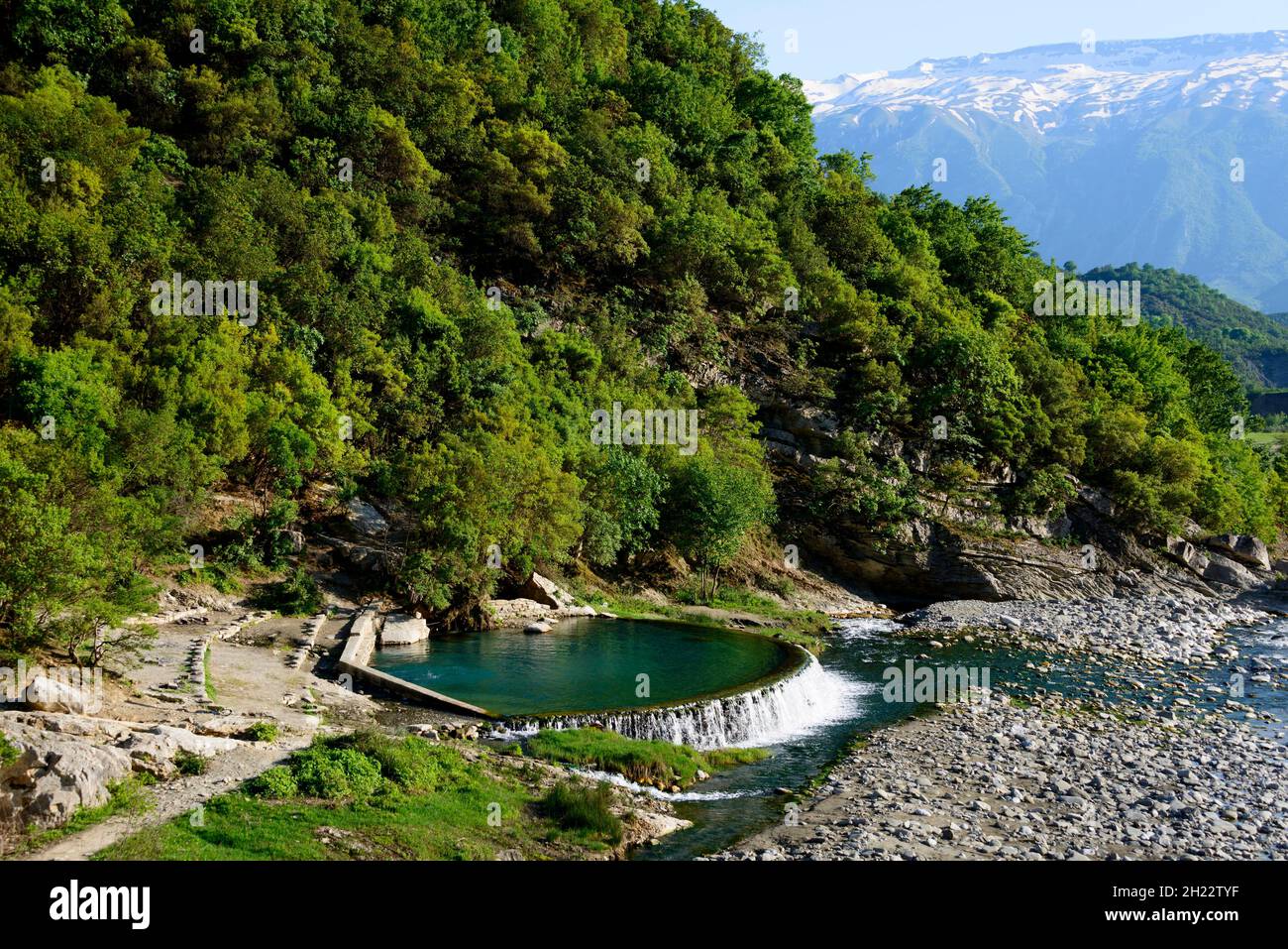 Source sulfureuse chaude, source thermale, rivière Lengarica, Benja, Benje,Albanie Banque D'Images