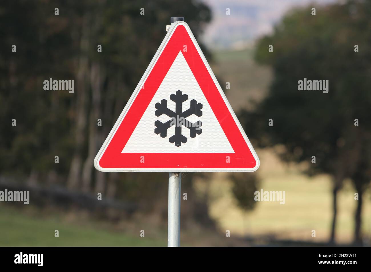 Elend, Allemagne.13 octobre 2021.Un panneau de signalisation avec un flocon de neige avertit les