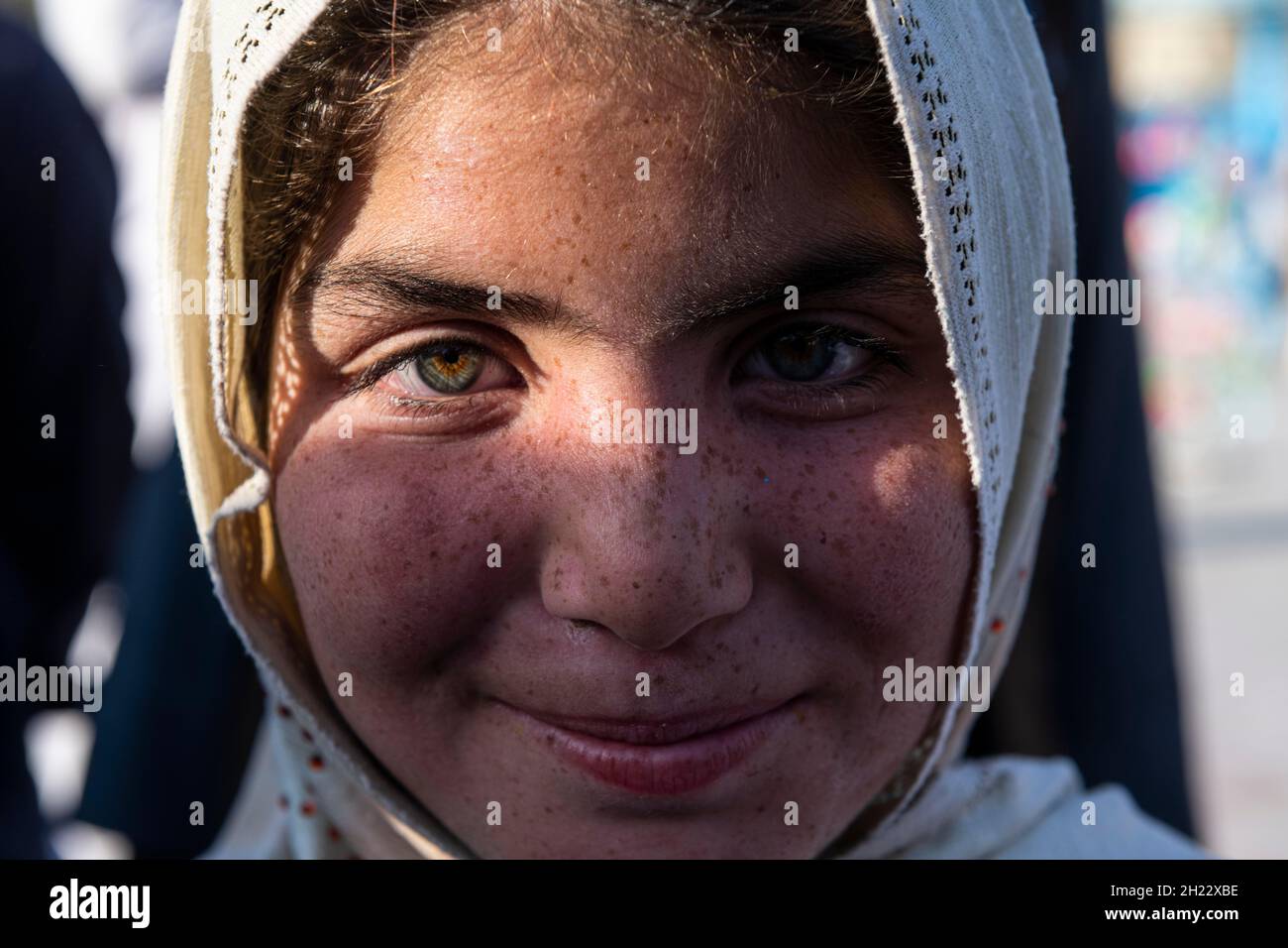 Jolie fille aux yeux, Mosquée bleue, Mazar-E-Sharif, Afghanistan Banque D'Images