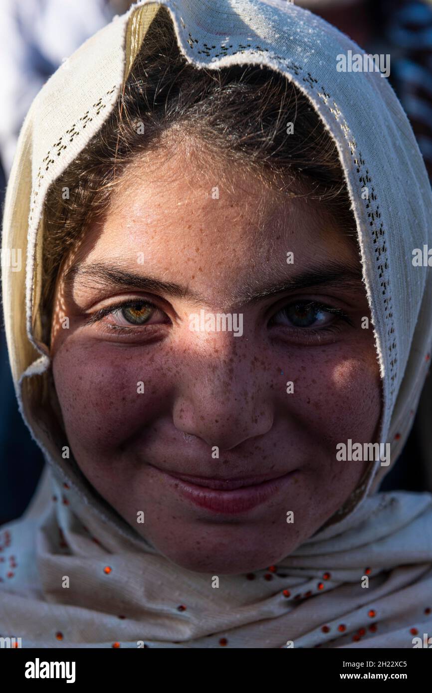 Jolie fille aux yeux, Mosquée bleue, Mazar-E-Sharif, Afghanistan Banque D'Images
