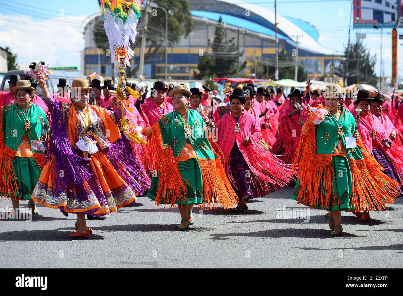 Groupe de danse en costumes traditionnels lors d'un défilé, El Alto, département de la Paz, Bolivie Banque D'Images