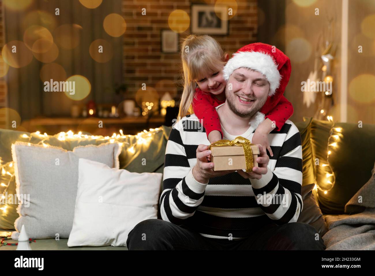 Joyeux Noël et Bonne Année.Surprise cadeau de Noël.Père et fille Banque D'Images