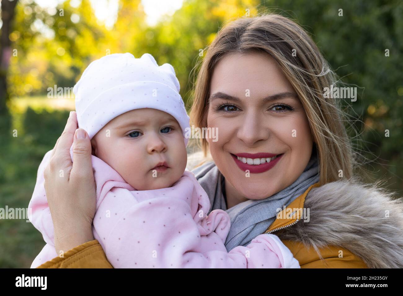 Bonne Belle Mere Passer Du Temps Avec Sa Petite Fille De Bebe Dans La Nature Photo Stock Alamy