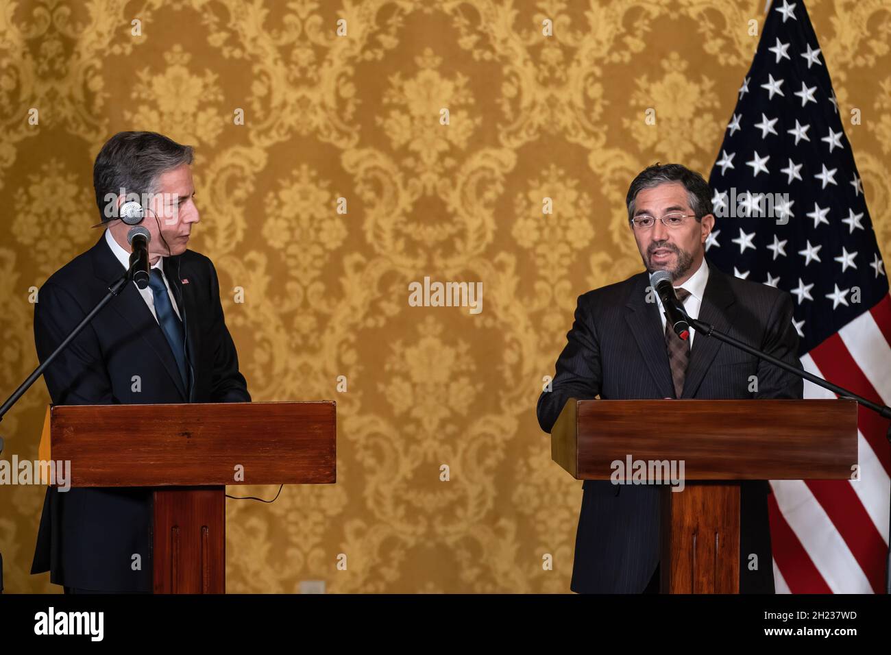 Mauricio Montalvo, ministre équatorien des Affaires étrangères (à droite), s'adresse au secrétaire d'État américain Antony Blinken (à gauche). Le secrétaire d'État américain a effectué sa première visite en Amérique du Sud le 19 octobre à Quito, en Équateur, suivie par la Colombie pour rencontrer le président Ivan Duque.Au cours de sa visite, il a rencontré le président équatorien Guillermo Lasso et son homologue, le ministre des Affaires étrangères Mauricio Montalvo.Blinken et Lasso ont discuté d'un éventail de questions, notamment la sécurité, la lutte contre les stupéfiants, les questions environnementales, entre autres. Banque D'Images