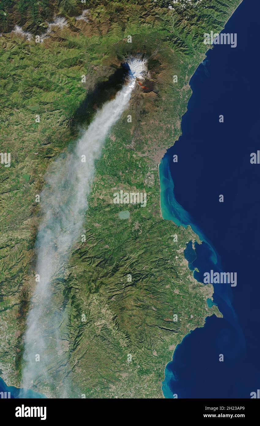 MONT ETNA, ITALIE - 28 décembre 2018 - image satellite montrant l'Etna pendant une éruption de flanc (une éruption de son côté au lieu de son sommet) Banque D'Images