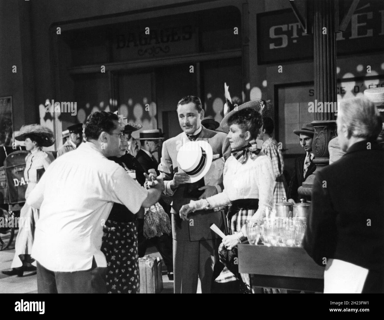 Le réalisateur GEORGE CUKOR HERBERT MARSHALL et CLAUDETTE COLBERT sur scène Candid pendant le tournage de ZAZA 1938 réalisateur GEORGE CUKOR costume design Edith Head Paramount Pictures Banque D'Images