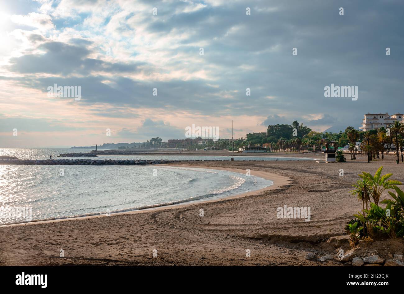 Playa de Nueva Αndalucia (alias El Duqueon) un après-midi ensoleillé en hiver, la plage est donc vide.Juste à l'ouest de Puerto Banus à Marbella, Espagne. Banque D'Images