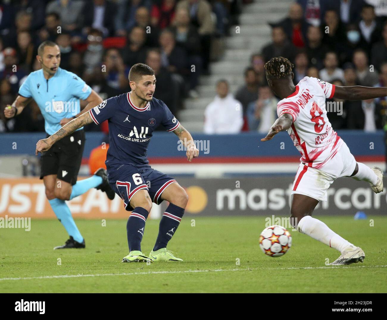 Paris, France, 19 octobre 2021, Marco Verratti du PSG, Amadou Haidara du RB Leipzig lors du groupe de la Ligue des champions de l'UEFA Un match de football entre Paris Saint-Germain (PSG) et RB Leipzig le 19 octobre 2021 au stade du Parc des Princes à Paris, France - photo : Jean Catuffe/DPPI/LiveMedia Banque D'Images