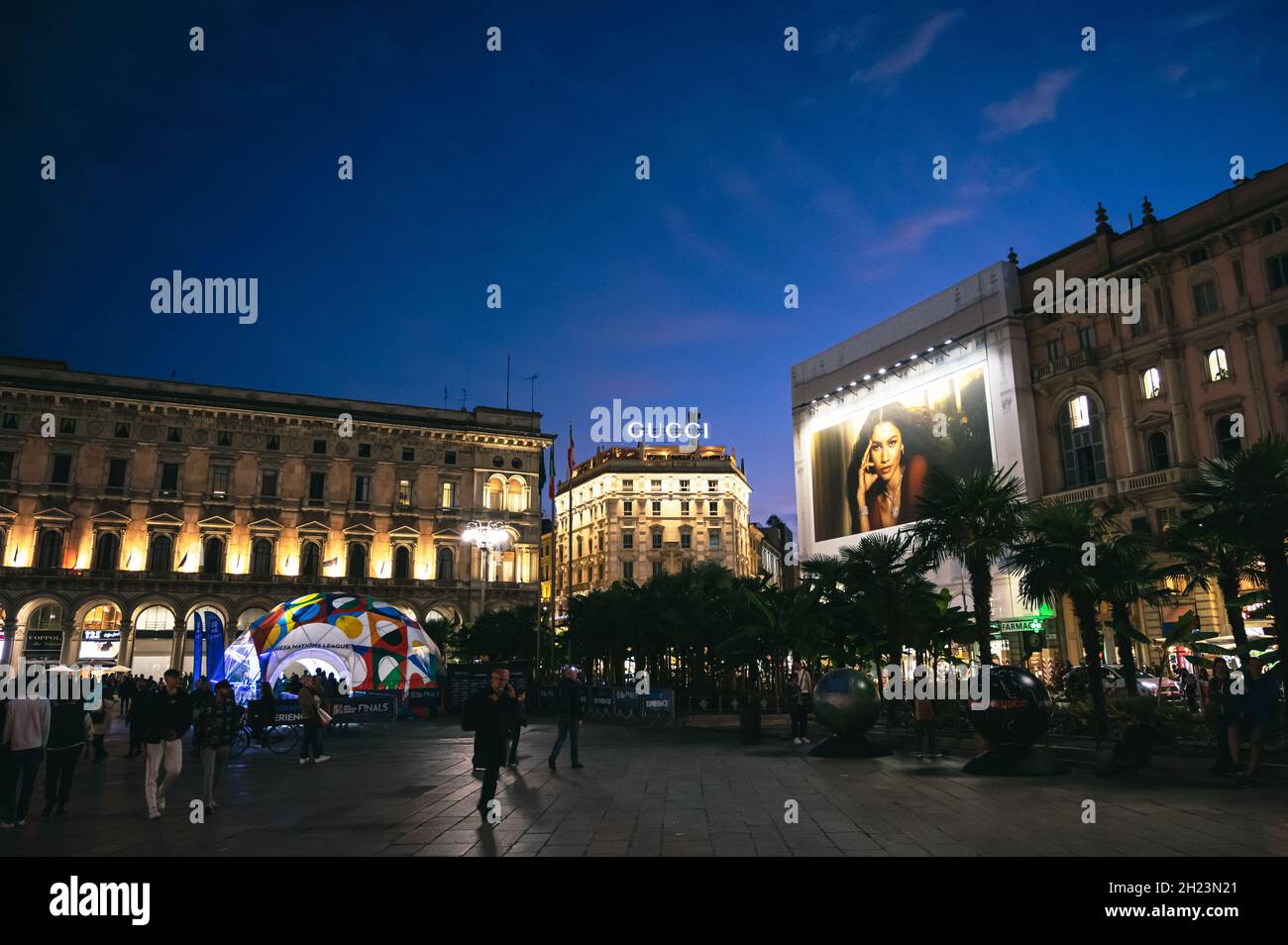 Boutique Gucci sur la place de la cathédrale Duomo à Milan.Gucci est une marque de mode italienne historique Banque D'Images