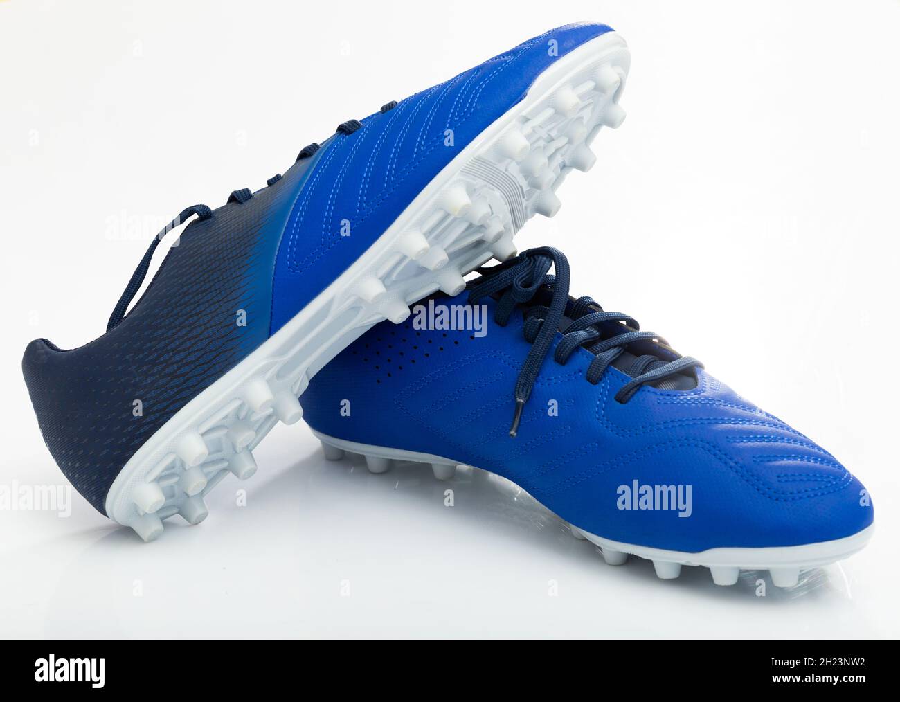 Chaussures de football traditionnelles en cuir isolées sur fond blanc Banque D'Images