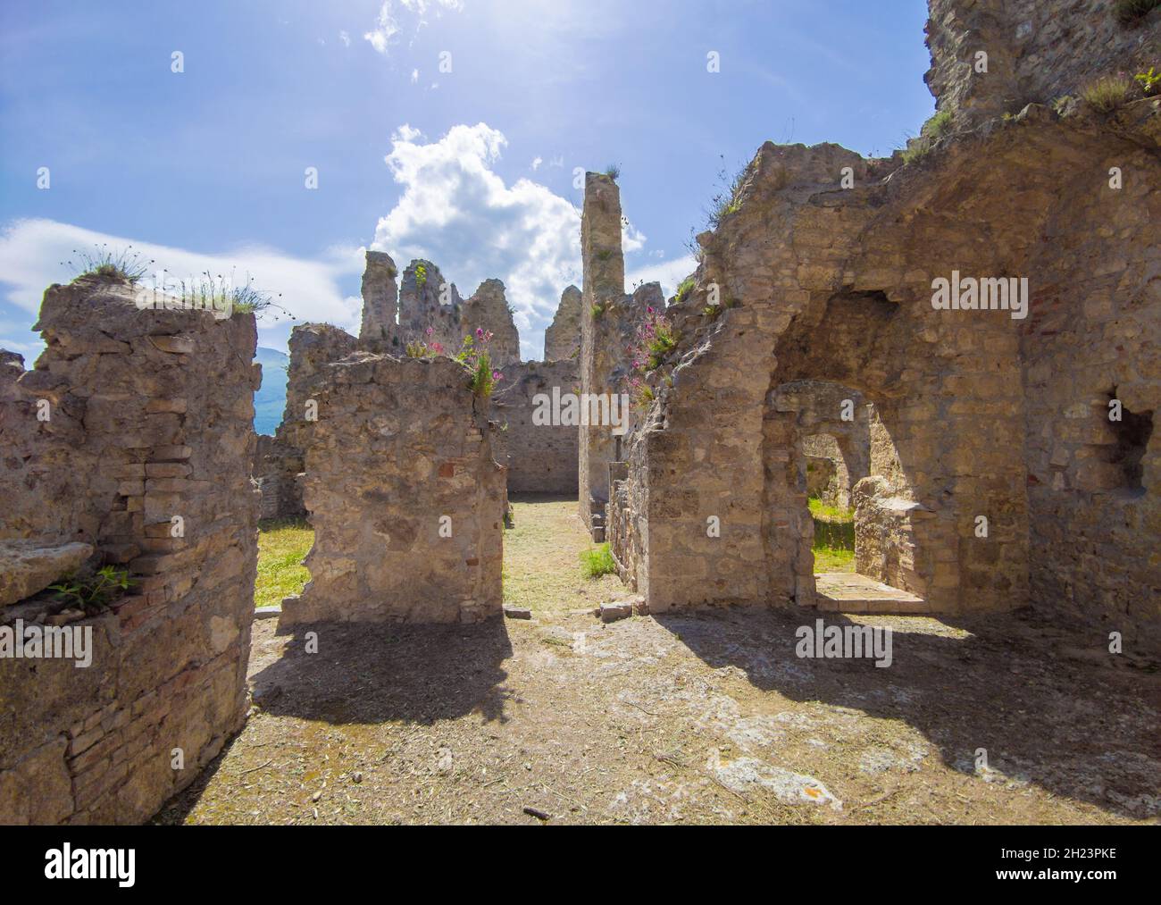 Civitella del Tronto (Italie) - la ville médiévale touristique dans la province de Teramo, région des Abruzzes, avec l'ancien château fort en pierre de Borbone règne Banque D'Images