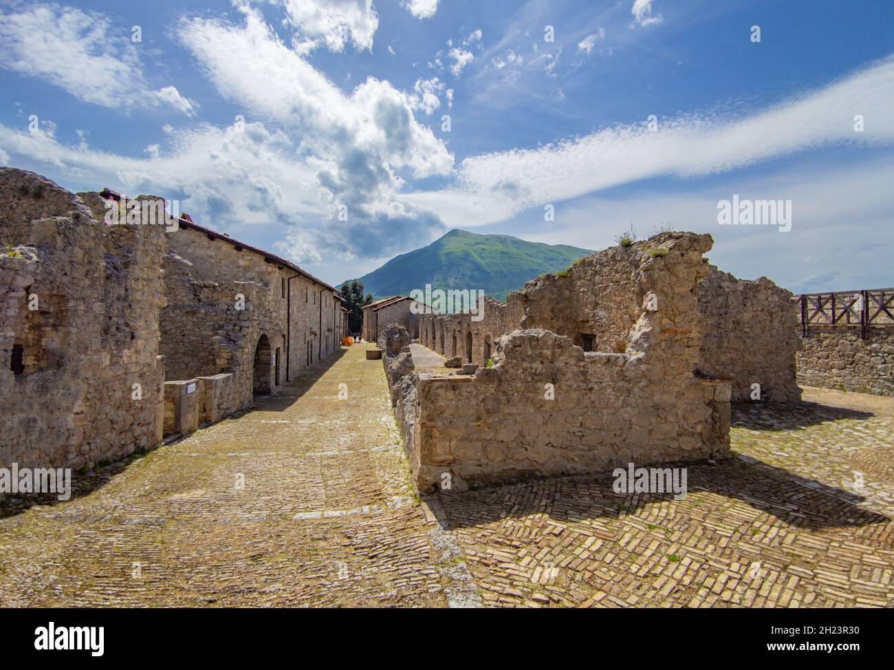 Civitella del Tronto (Italie) - la ville médiévale touristique dans la province de Teramo, région des Abruzzes, avec l'ancien château fort en pierre de Borbone règne Banque D'Images