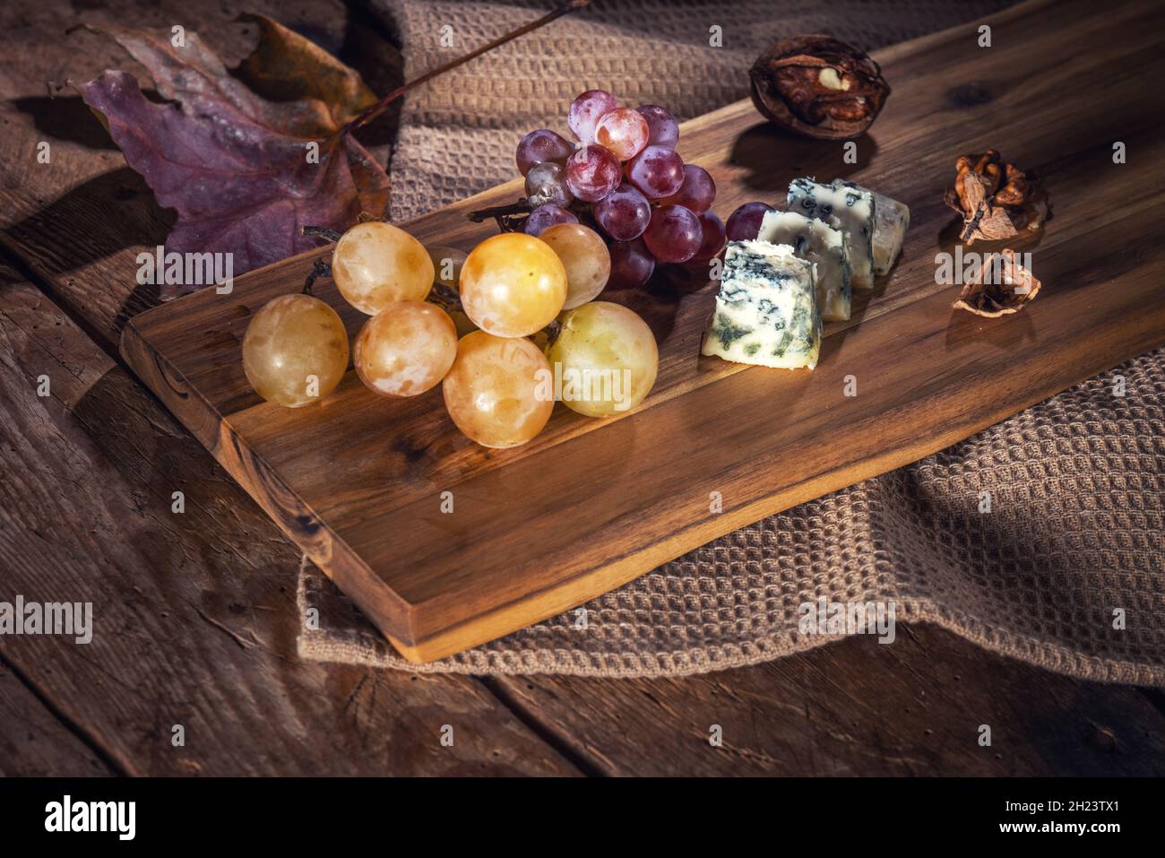 Vue de dessus du raisin et du fromage sur une table en bois Banque D'Images