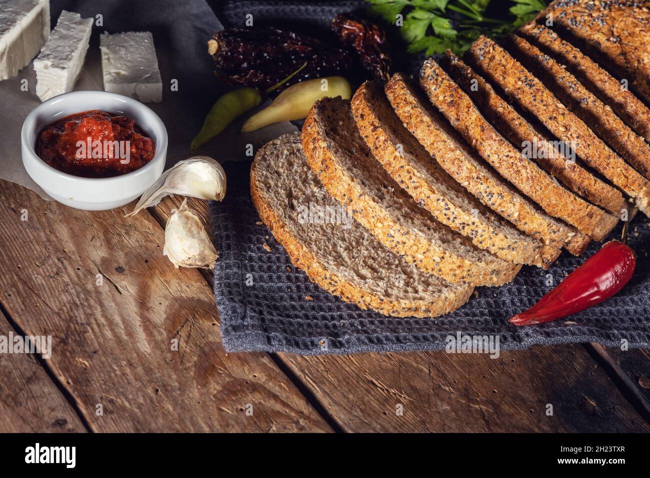 Vue de dessus du pain avec fromage et piment sur la table en bois Banque D'Images