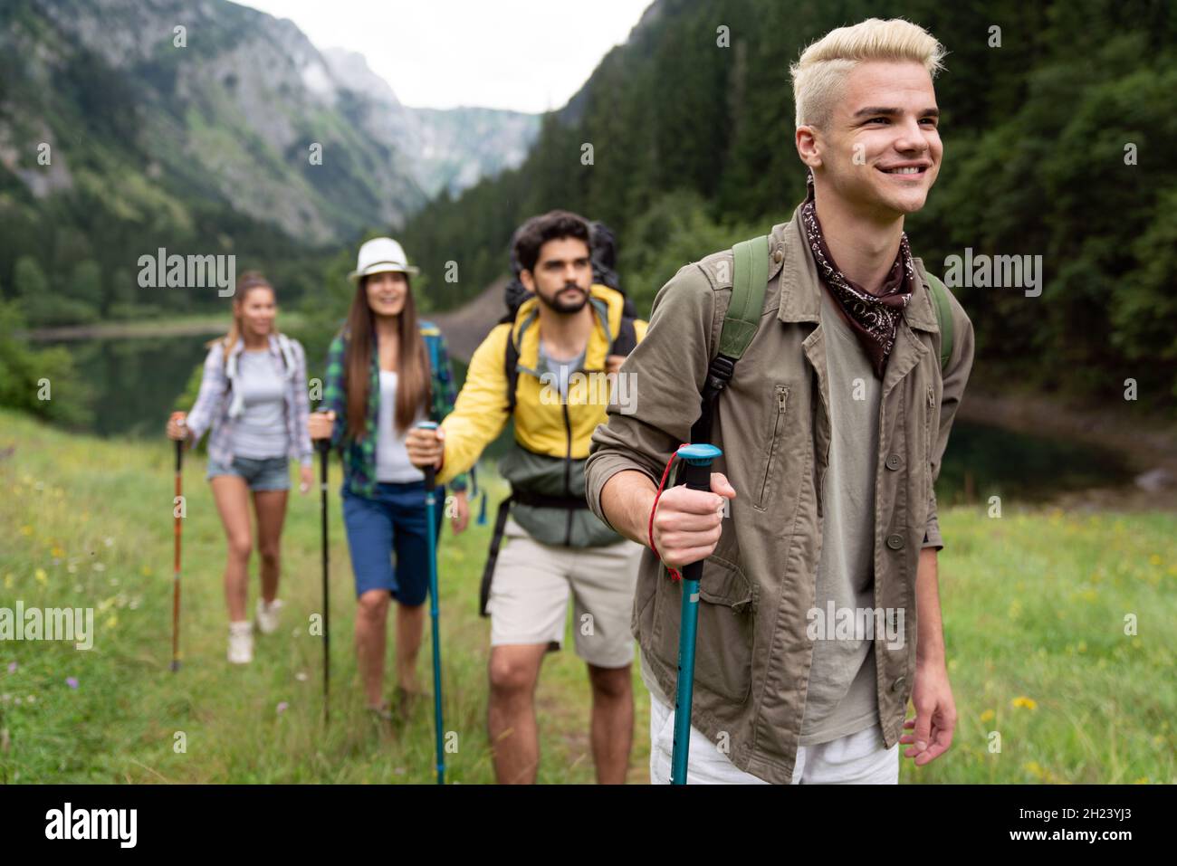 Groupe d'amis randonneurs heureux trekking dans le cadre d'une activité de plein air saine de style de vie Banque D'Images
