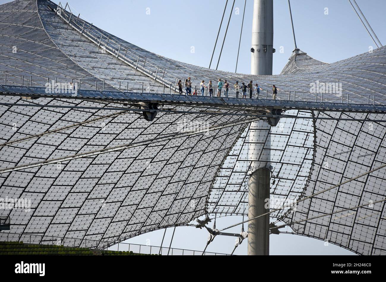 Menschen BEI Besichtigungstour auf dem Dach des Olympiastadions à München (Bayern, Deutschland, Europa) - personnes en visite sur le toit de t Banque D'Images