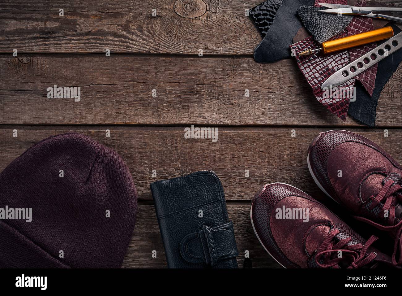 Fabrication du cuir. Les outils à plat permettent de prolonger la durée de vie Photo Stock Alamy