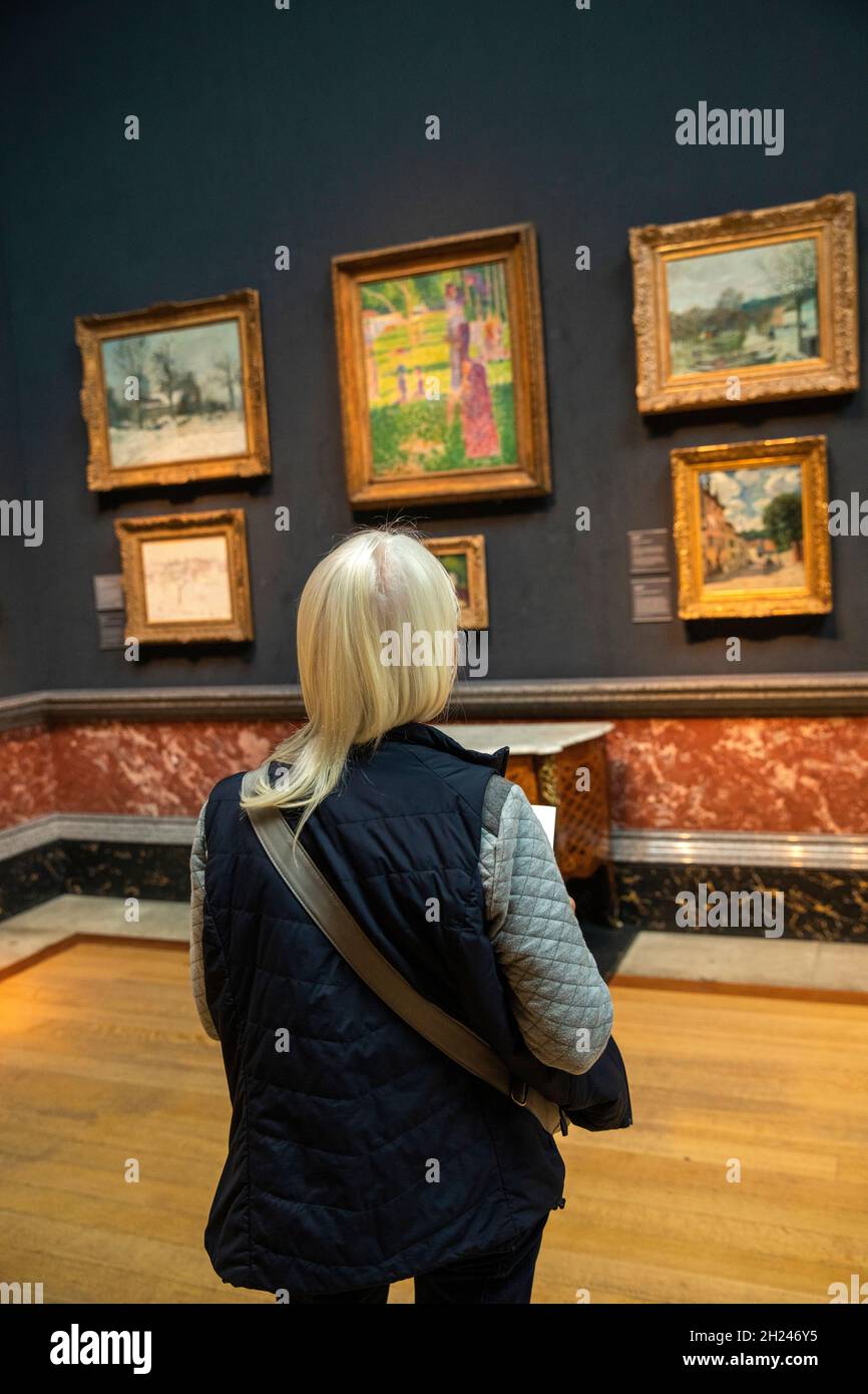 Royaume-Uni, Angleterre, Cambridgeshire, Cambridge, Trumpington Street,Musée Fitzwilliam, visiteur dans la galerie impressionniste Banque D'Images