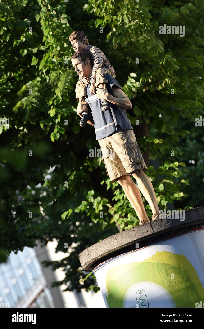 Säulenheilige auf Litfaßsäulen des Künstlers Christoph Pöggeler in Düsseldorf, Deutschland, Europa - colonnes saints sur les piliers publicitaires de l'artis Banque D'Images