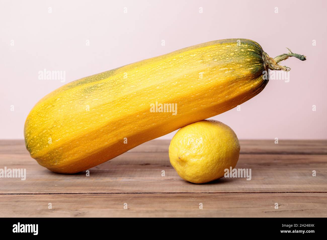Courgettes mûres jaunes avec citron sur bois. Concept d'automne. Gros plan. Banque D'Images