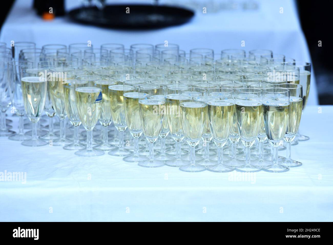 Viele gefüllte Sektgläser BEI einer Feier - de nombreuses coupes de champagne farcies à une célébration Banque D'Images