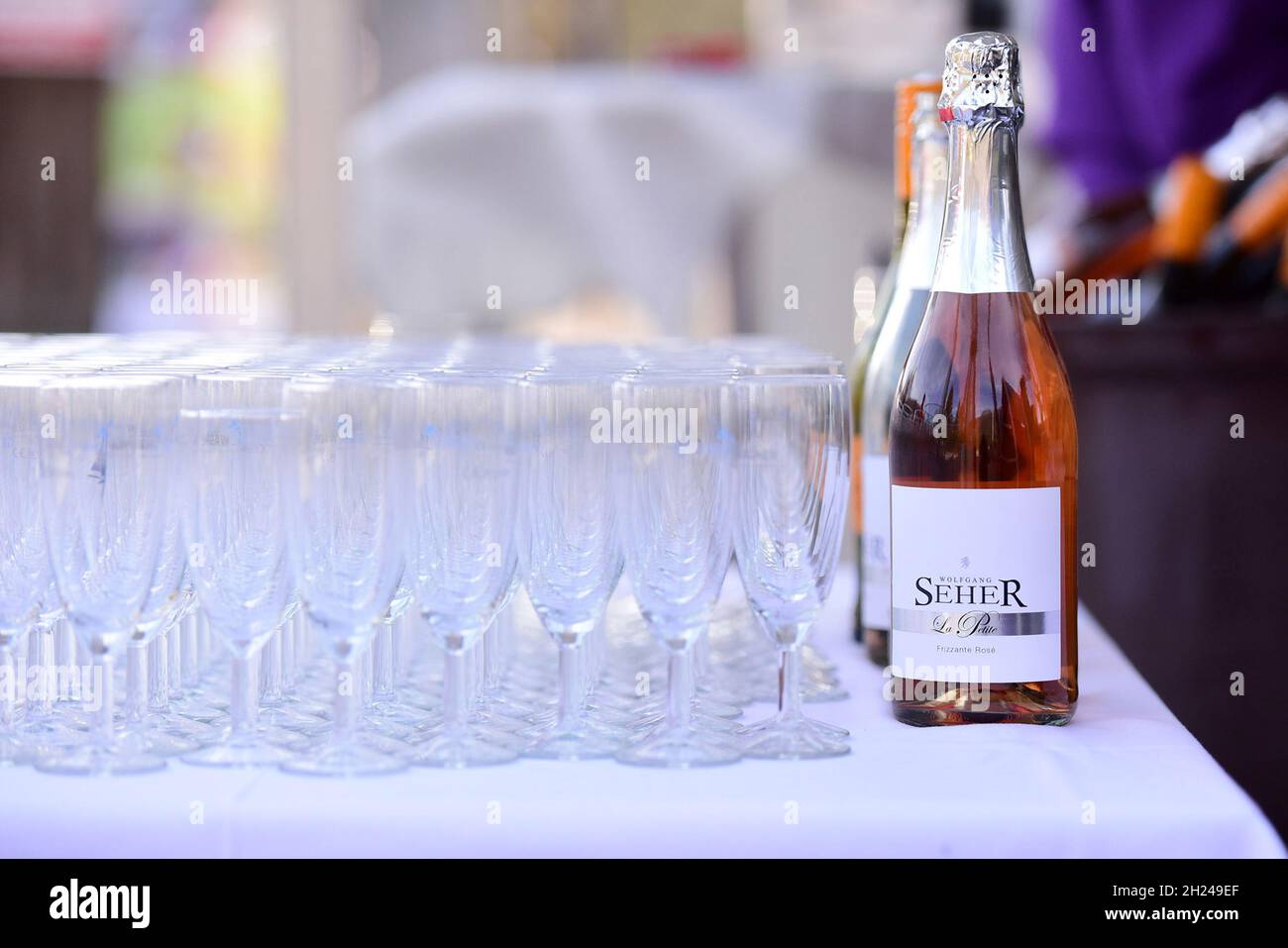 Eine vole Sektflasche mit vielen leeren Sektgläsern - Une bouteille de champagne complète avec de nombreuses verres à champagne vides Banque D'Images