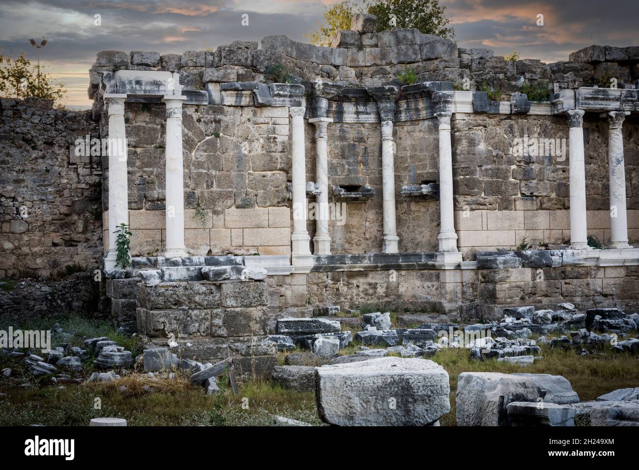 La fontaine monumentale, qui fait partie de l'ancienne ville de Side, Antalya, Turquie.Mise au point sélective.Personne.Ciel des nuages orageux. Banque D'Images