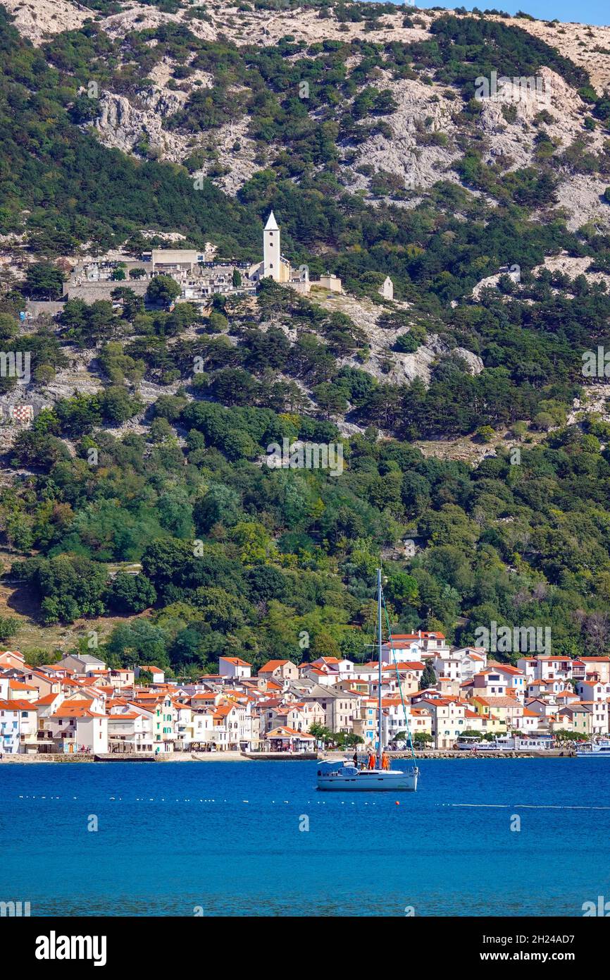 La petite station touristique de Baska, Baška sur l'île de Krk, Croatie Banque D'Images