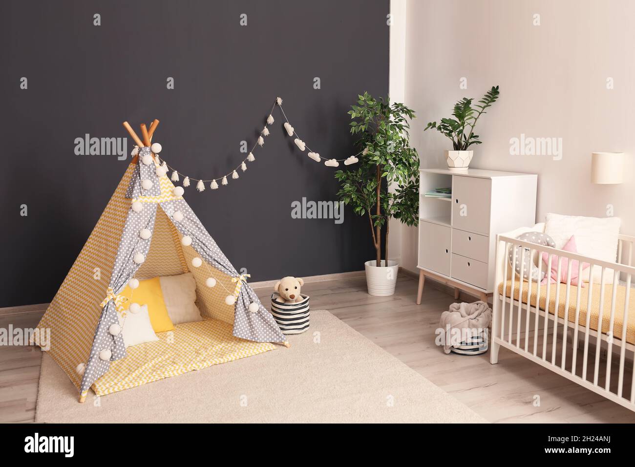 Intérieur confortable de la chambre de bébé avec tente de jeux et lit de  bébé Photo Stock - Alamy