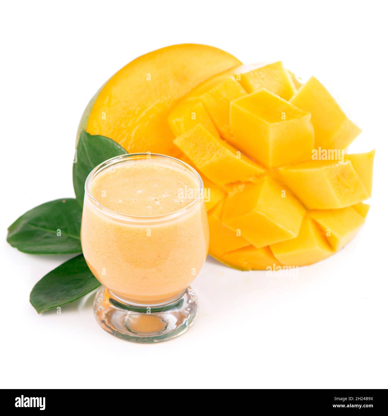 Verre de smoothie à la mangue fraîche isolé sur fond blanc Banque D'Images