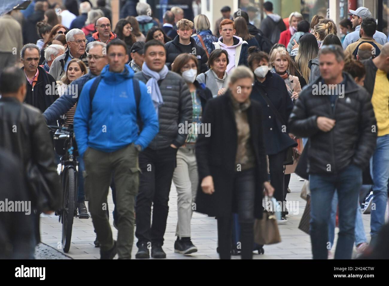 Munich, Allemagne.18 octobre 2021.Fin de l'urgence corona les États fédéraux demandent des mesures uniformes supplémentaires.Grande ruée dans les zones piétonnes de Munich le 18 octobre, 2021 clients, personnes.Malgré l'incidence croissante, l'exigence de masque est levée.Credit: dpa/Alay Live News Banque D'Images